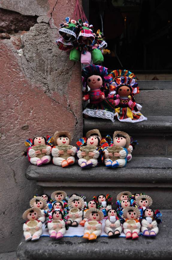 Venda de bonecas nas ruas de San Miguel de Allende, no México